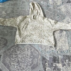 Light gold giraffe pattern crop